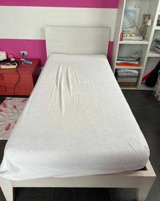 Letto, comodino e sedia scrivania