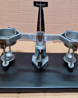 antica bilancia a bracci uguali