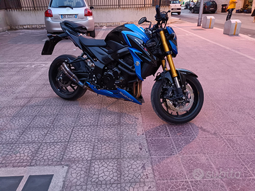 Moto Suzuki sportiva