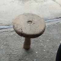 antico sgabello da mungitura 