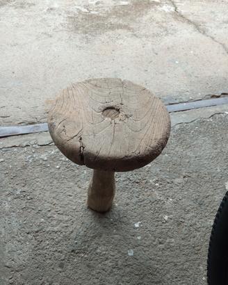 antico sgabello da mungitura 
