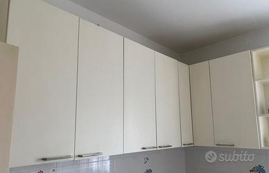 Mobili cucina tavolo e 4 sedie