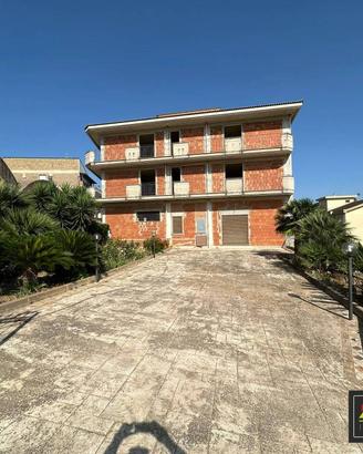 Palazzo / Stabile di 740 m² a Canicattì