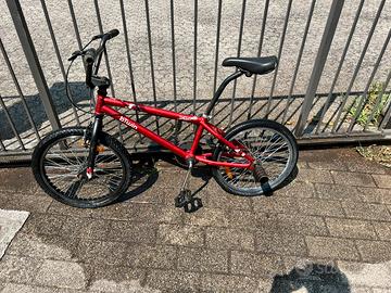 Bicletta BMX B'Twin X-Up da freestyle