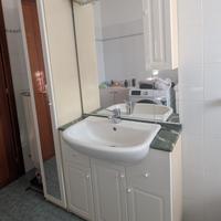 Mobile bagno con specchiera e rubinetteria