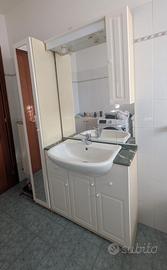Mobile bagno con specchiera e rubinetteria