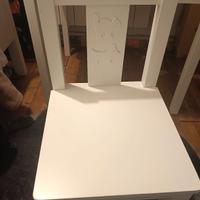 tavolino in legno Ikea con sedia 