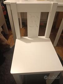 tavolino in legno Ikea con sedia 