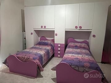 Cameretta a ponte compresa di scrivania e mensola