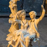 Statuetta "Innamorati sull'altalena" – Resina anni