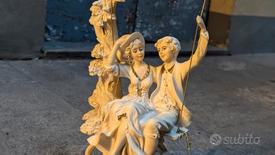 Statuetta "Innamorati sull'altalena" – Resina anni
