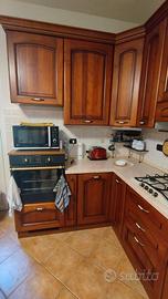 Cucina classica in legno color noce