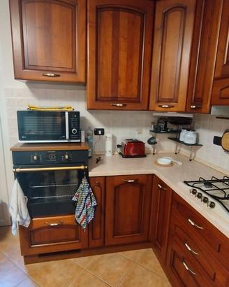 Cucina classica in legno color noce