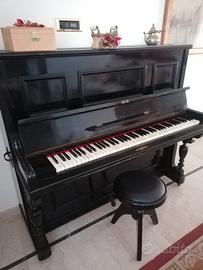#pianoforte verticale di colore nero 