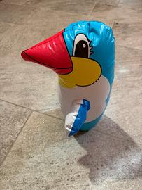 Pinguino gonfiabile sempre in piedi