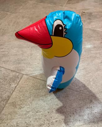 Pinguino gonfiabile sempre in piedi