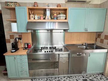 Cucina Euromobil in legno con elettrodomestici