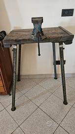 banco da lavoro vintage con morsa professionale