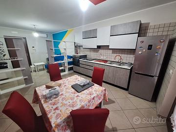 cucina + forno + tavolo con sedie + frigo