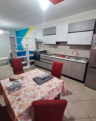 cucina + forno + tavolo con sedie + frigo