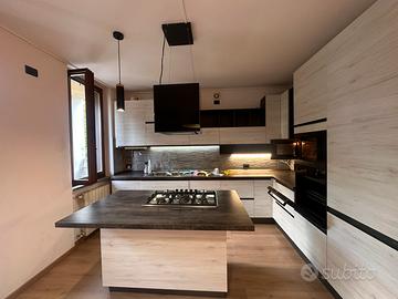 CUCINA ANGOLARE CON ISOLA – PARI AL NUOVO