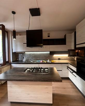 CUCINA ANGOLARE CON ISOLA – PARI AL NUOVO