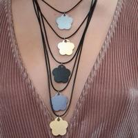 collana nuova, 5 fili in cotone e relativi ciondol