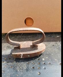 Piccolo raro ferro da stiro antico punta rotonda