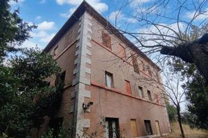 OSIMO: VILLA indipendente con ampia corte e depand