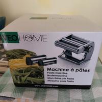 Macchina sfogliatrice per stendere la pasta 