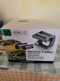 Macchina sfogliatrice per stendere la pasta 