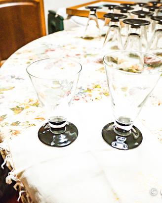BICCHIERI VINTAGE IN VETRO CON BASE NERA