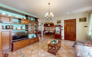 VILLA A SCHIERA SU UN UNICO LIVELLO CON GIARDINO P