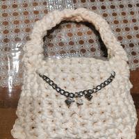 Borsa ricamata ad uncinetto di colore avorio