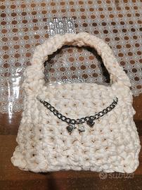 Borsa ricamata ad uncinetto di colore avorio