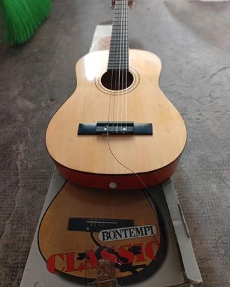 Chitarra classica ragazzo