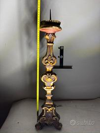 Antico candeliere d'altare in legno 