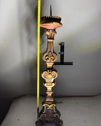 Antico candeliere d'altare in legno 