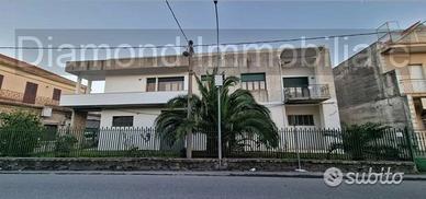 Intero stabile 700mq a Fiumefreddo di Sicilia