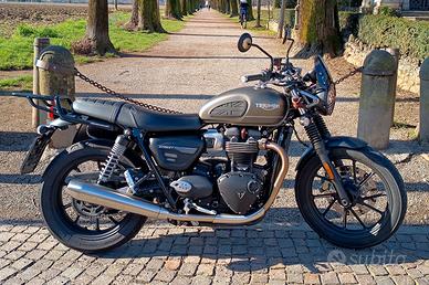 TRIUMPH STREET TWIN 900