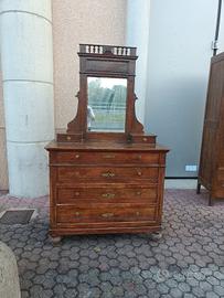vecchio comò in legno 