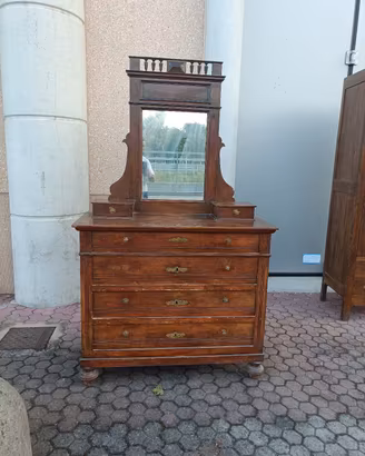 vecchio comò in legno 