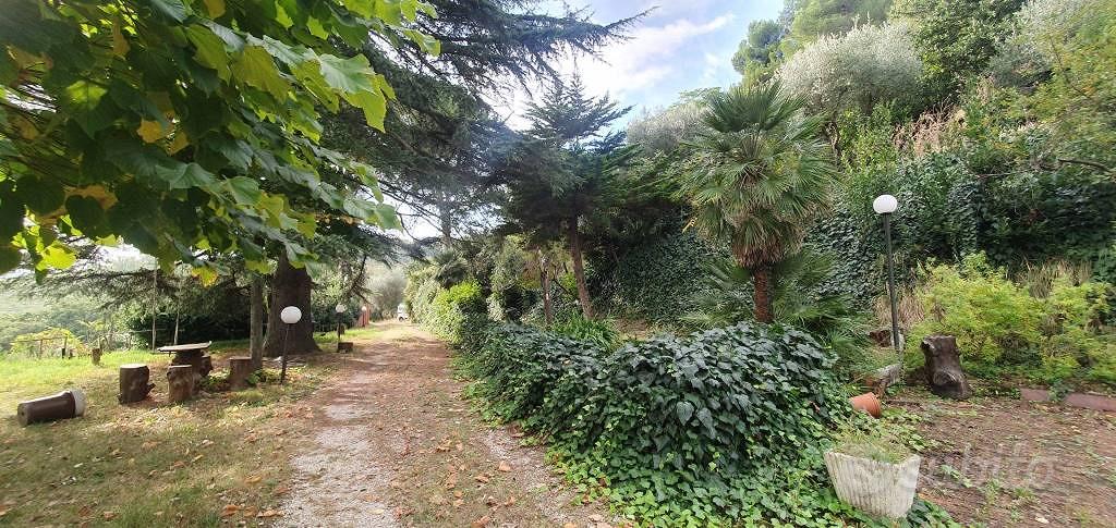 Rustico / Casale di 280 m² con più di 5 locali a A - Vista 2