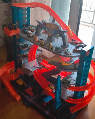 Pista usata Hot Wheels City Garage e macchinine gg