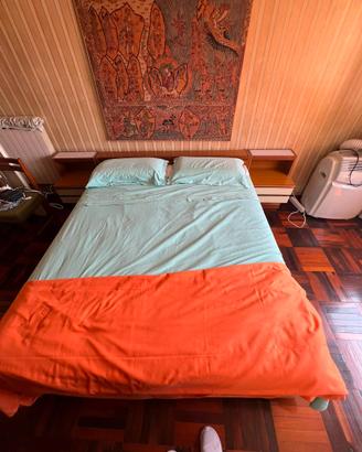 Letto con comodini