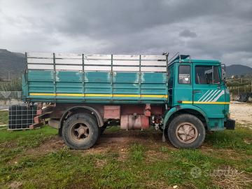 Autocarro ribaltabile trilaterale IVECO