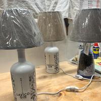 Lampade artigianali con bottiglie di gin o altro.