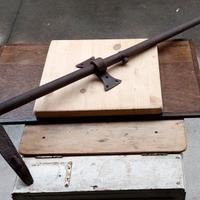 Antico e grande catenaccio in ferro battuto