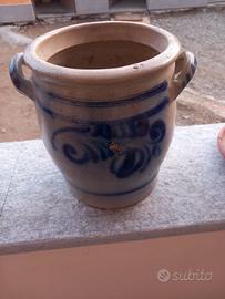 Vecchio contenitore in terracotta