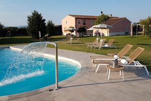 Casale composto da quattro appartamenti